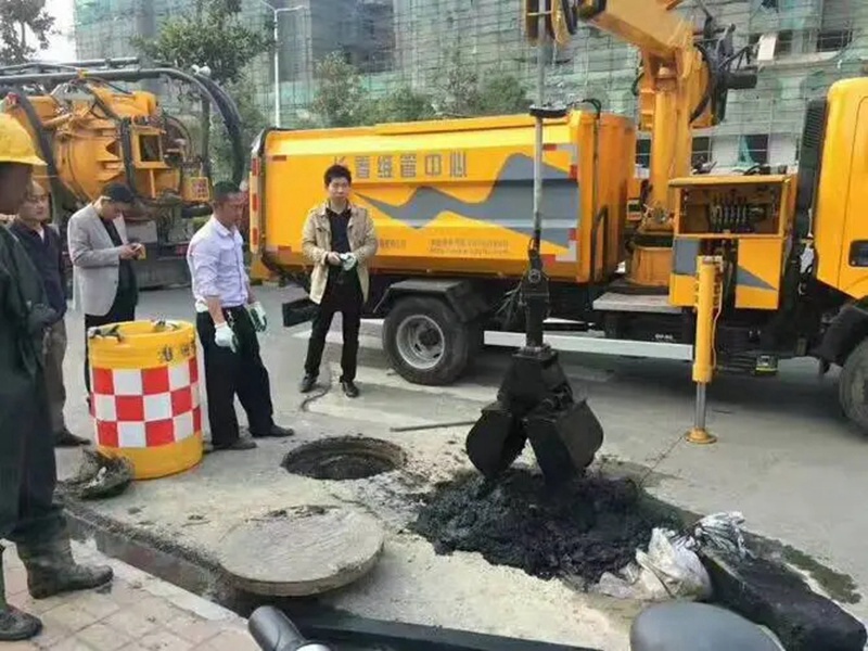 瑞昌街道：网格员化身“清道夫”，为民解忧疏通“堵心”化粪池